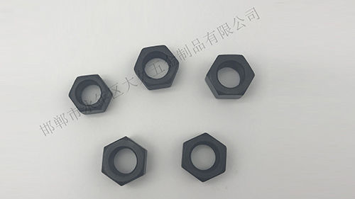 在大久五金看來，六角螺母是將機械設(shè)備緊密連接起來的重要零件